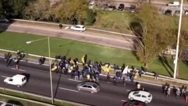 Choferes de la línea 60 realizaron un corte parcial en la Panamericana 