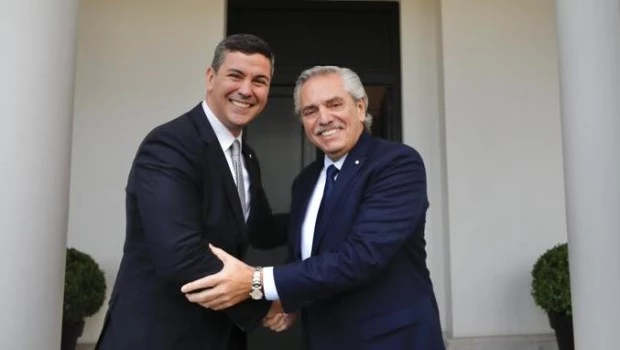 El presidente Alberto Fernández se reúne con al mandatario electo de Paraguay, Santiago Peña, y su compañero de fórmula, Pedro Alliana.
