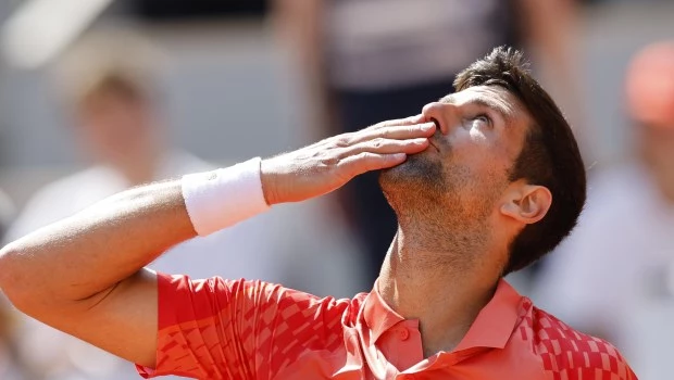 Djokovic supera al estadounidense Kovacevic en el debut en Roland Garros