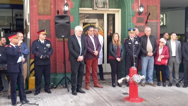 El presidente del Cuartel de Bomberos, Carlos Milanesi (centro), junto al secretario, Carlos Aguas (izquierda).