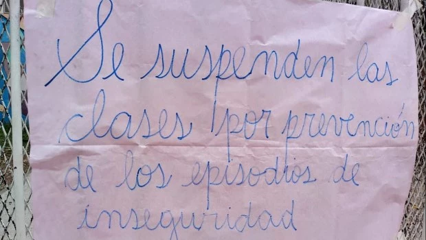 Balean el frente de una escuela de Rosario y suspenden las clases allí ...