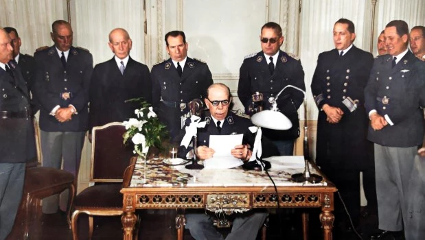 4 de junio de 1944. El presidente Edelmiro J. Farrel, en el centro, habla al país en ocasión del primer aniversario de la Revolución. A la derecha de la foto, el entonces ministro de Guerra y secretario de Trabajo, Juan D. Perón.