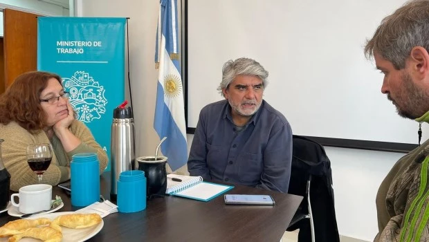 El ministro junto a su Jefa de Gabinete durante el encuentro con La Prensa.