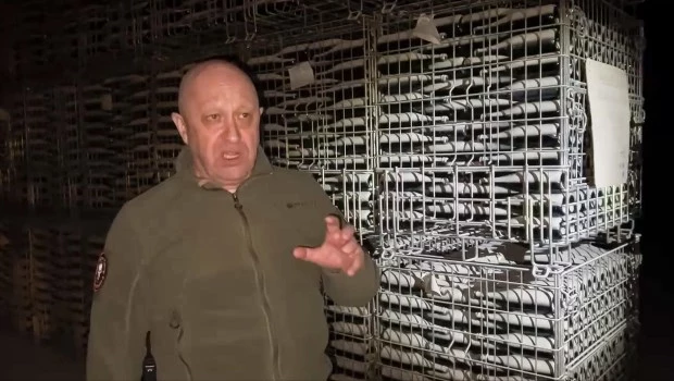 El jefe de la compañía militar Wagner Group, Yevgeny Prigozhin, habla a la cámara en un depósito de champán en Bajmut.