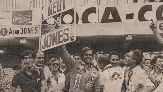 Sonriente y provocador, Carlos Reutemann enarbola el cartel con el orden invertido.
