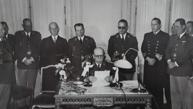 4 de junio de 1944. El presidente Farrell habla al país en el primer aniversario de la Revolución. A la derecha de la foto, el coronel Juan Perón. Foto: Archivo La Prensa