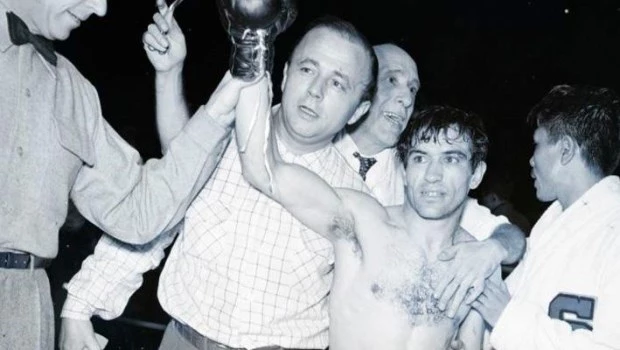 Historia pura: el brazo en alto de Pascual Pérez, el primer argentino campeón del mundo.