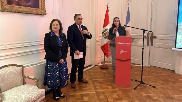El embajador de Perú Carlos Alberto Chocano Burga y Silvia Seperack, consejera económica comercial de PROMPERÚ en Argentina y Brasil, destacaron la importancia del turista para su país.