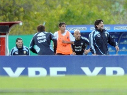 Maradona probó con Higuaín que se perfila como titular