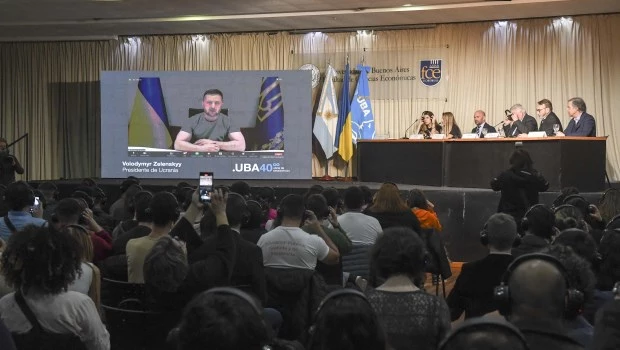 "Fue Rusia la que vino a nuestra tierra", dijo Zelenski en una charla con alumnos de la UBA
