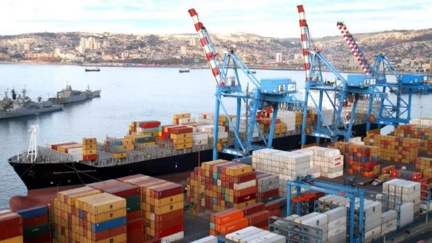 Hoy en día se habla de aumentar las exportaciones, mientras se interviene, se regula, se privilegia, y se emite sin respaldo.