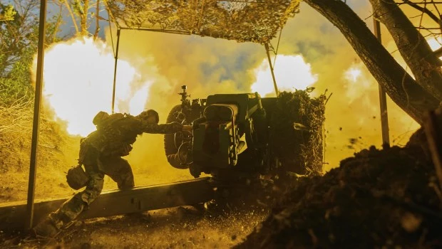 Un militar ucraniano de la Décima Brigada de Asalto Edelweiss dispara un cañón D-30 hacia posiciones rusas en la línea del frente, cerca de Bakhmut. (5 de julio de 2023).