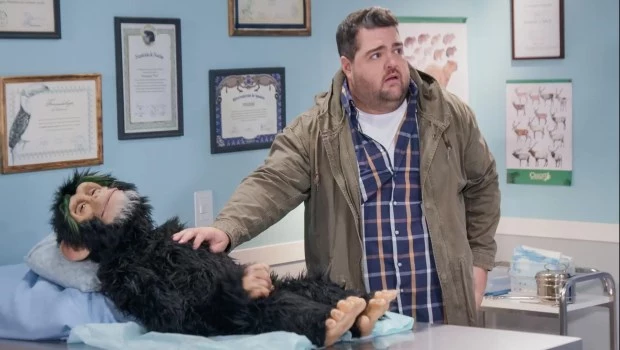 Darío Barassi preocupado por el chimpancé al que la presta la voz Agustín Aristarán.