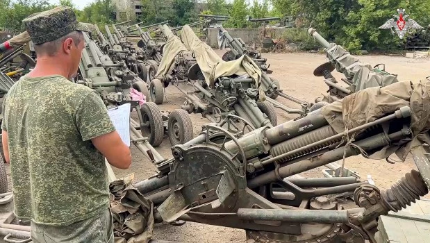 En esta foto divulgada por el Ministerio de Defensa de Rusia se ven piezas de artillería pertenecientes al Grupo Wagner.