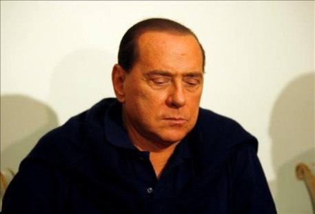 Se defiende Berlusconi con un alud de críticas 