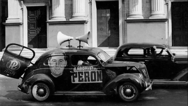 Plaza Flores. Proselitismo peronista en las elecciones de febrero de 1946.