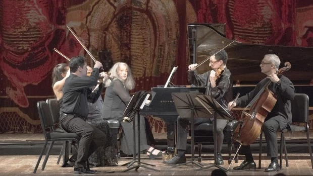 La artista se lució junto a un afiatado cuarteto de cuerdas en la segunda parte del concierto. (Foto: Arnaldo Colombaroli)
