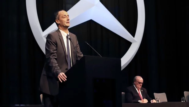El CEO de la división Camiones y Buses de Mercedes-Benz, Raúl Barcesat, anunció el nuevo impulso económico, ante la presencia del secrtario de Industria de la Nación, José Ignacio De Mendiguren.