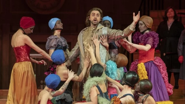 El costado musical lució atrayente pero se vio perjudicado por los aspectos visuales de una puesta indescifrable.