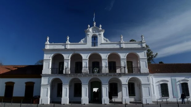 Por la puerta principal del antiguo Cabildo se ingresa al Complejo Museográfico Enrique Udaondo.