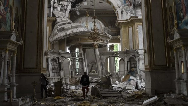 Luego de los ataques con misiles rusos, personal de la iglesia inspecciona los daños dentro de la Catedral de la Transfiguración, en Odesa, Ucrania.