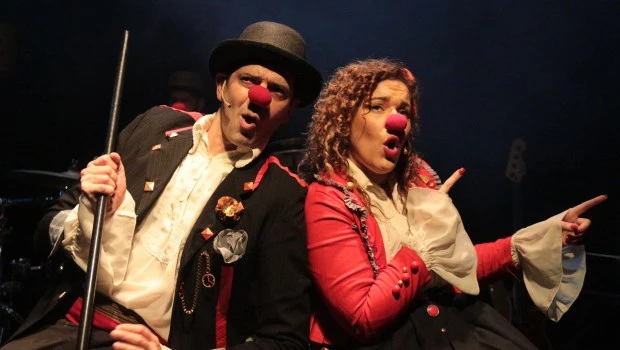 El actor junto a Carla Tarantino en 'Con-ciertos payasos'.