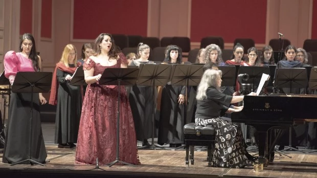 Foto: ARNALDO COLOMBAROLI. Martha Argerich iluminó el Colón con luz propia, entre los solistas y la Orquesta Estable.