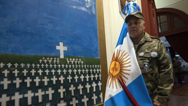 Los hombres tradicionales saben también que el alcance de sus principios, de su honor y de su amor requiere en cada momento de las humanas fronteras de las familias y las patrias.