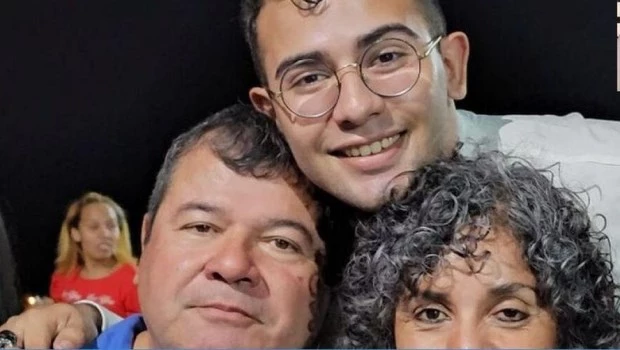 César Sena y sus padres, Emerenciano Sena y Marcela Acuña. ARCHIVO