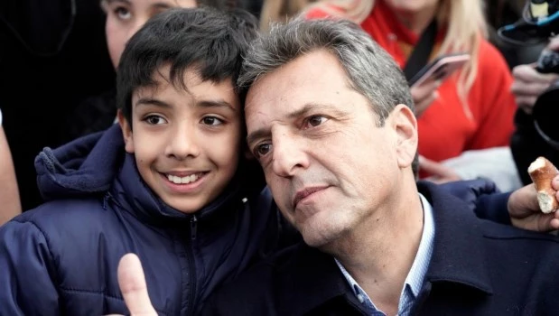A Massa lo complica cada vez más hacer campaña sin dólares