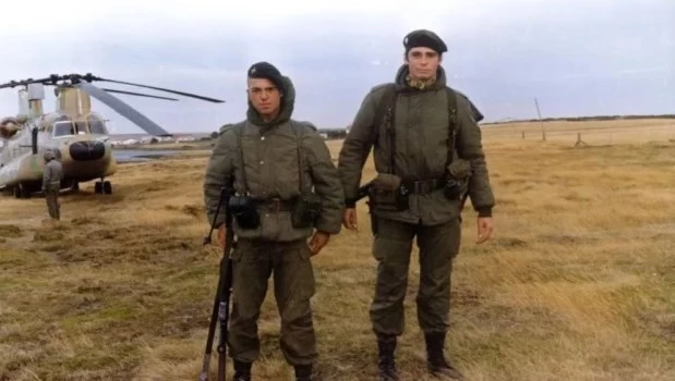 El teniente Roberto Estévez (derecha) junto al soldado Carlos Grazziani.