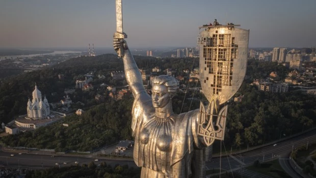Trabajadores instalaron ayer el escudo de armas de Ucrania en la mano de la estatura más alta del país, el Monumento a la Patria, luego de que se retirara el escudo de armas soviético, en Kiev, Ucrania.