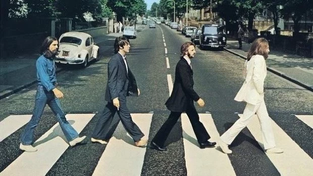 Se dice que la imagen del disco Abbey Road representa un cortejo fúnebre, pero la realidad es que John, Paul, George y Ringo se sacaron la foto con lo que llevaban puesto ese día.