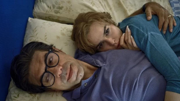El filme, plagado de buenos actores, maneja varias líneas temporales que se van superponiendo.