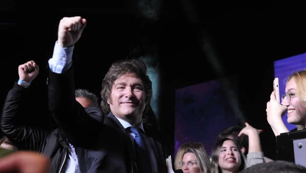 El candidato presidencial de La Libertad Avanza, Javier Milei, encarna una versión polémica del liberalismo. Llega a las masas, tiene éxito en las urnas, pero se muestra intolerante.