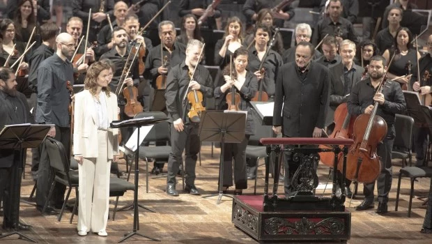 Padre e hija en el Colón, vivados por el público, junto a la Orquesta Filarmónica de Buenos Aires. GENTILEZA ARNALDO COLOMBAROLI