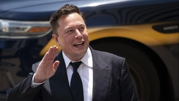 Elon Musk dice que la autonomía total está al alcance de la mano y Tesla planea producir en masa un robotaxi el próximo año.