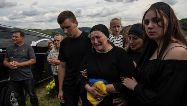 Myroslava llora durante el entierro de su hijo Stepan Tymchyshak, un militar ucraniano que murió en el frente cerca de Kupiansk, durante una ceremonia fúnebre en Opak, Ucrania (23 de julio de 2023).
