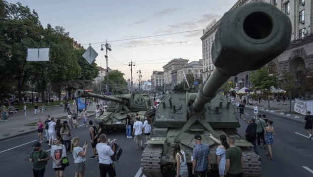 26 de agosto de 2023. La gente camina frente a vehículos de artillería rusos destruidos instalados en la calle Khreschatyk en el centro de Kiev, Ucrania.
