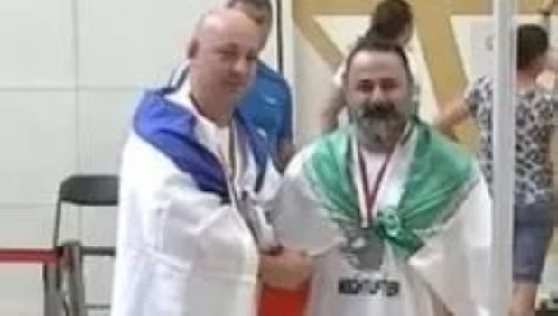 Mostafa Rajaei (derecha) estrechó la mano del israelí Maksim Svirsky.