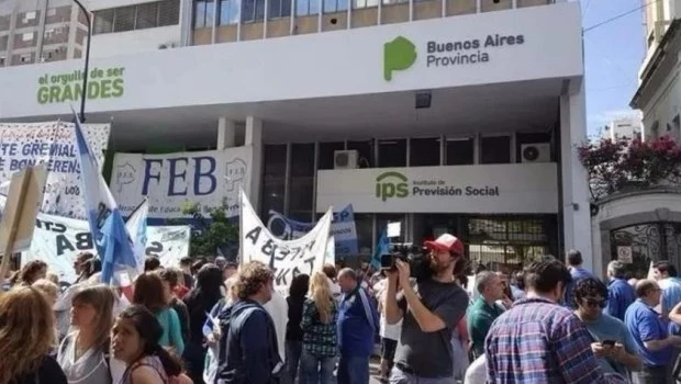 Las protestas de docentes se suceden frente al Instituto de Previsión Social.