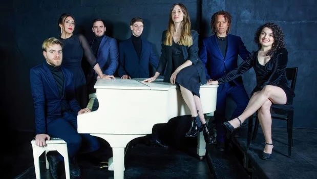 El elenco completo de ‘Tin Pan Alley. Noches de Broadway’, con Juan Ignacio López al piano y seis talentosos actores-cantantes de nuestro medio.