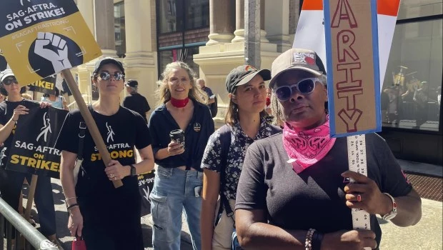 Shawn Batey durante una protesta frente a las oficinas de Netflix en Nueva York. Es asistente de utilería y realizadora de documentales. Su situación económica es acuciante.