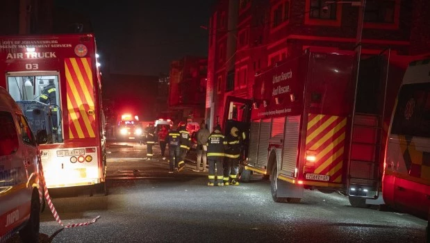 Al menos 73 muertos por el incendio de un edificio en Johannesburgo