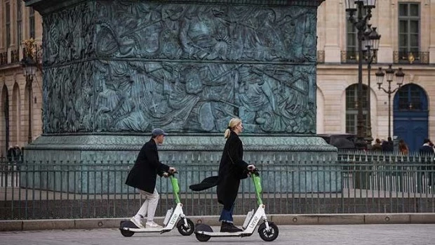 París será a partir de mañana la primera capital europea en prohibir los monopatines eléctricos