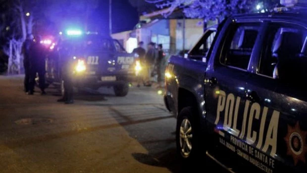 Sicarios se hacen pasar por policías y asesinan a tiros a un hombre y hieren a otro en Rosario