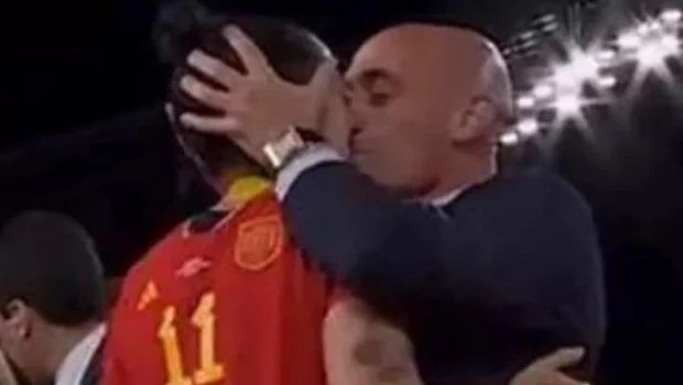La captura de video revela el momento del beso que desató el escándalo.