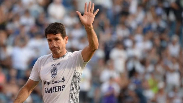 Chirola Romero dejó de ser el técnico de Gimnasia