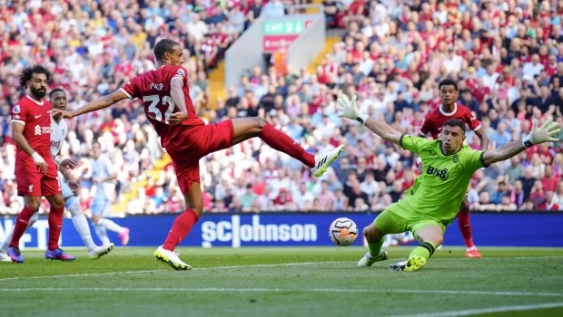 En su vuelta al arco de Aston Villa, "Dibu" Martínez fue goleado por el Liverpool de Mac Allister