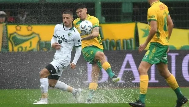 Defensa y Justicia y Sarmiento repartieron puntos bajo la lluvia en Florencio Varela